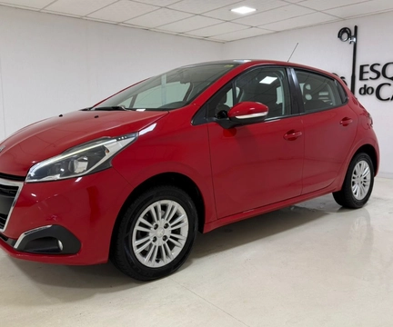 Peugeot 208 2017 Vermelho — foto 1 de 3