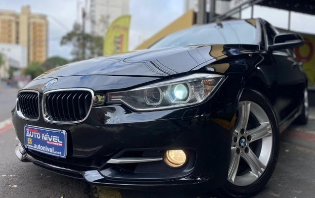 imagem-https://www.socarrao.com.br/sc-vehicle-images-prod/950966/1774210024617-640_480_bmw-serie-3-320i-2-0-activeflex-sport-15-15-74204d-8.jpg