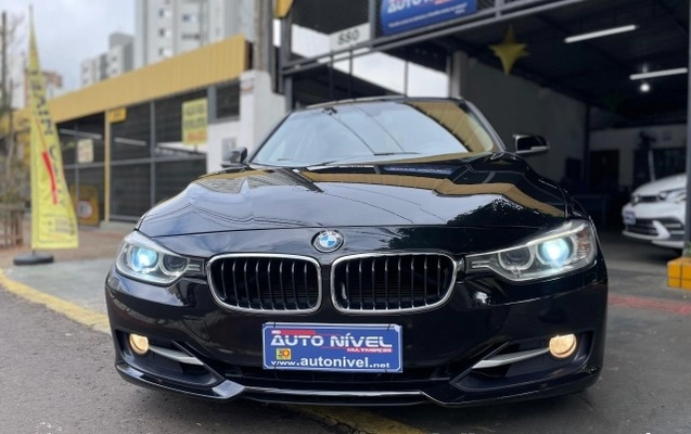 imagem-https://www.socarrao.com.br/sc-vehicle-images-prod/950966/1774210024618-640_480_bmw-serie-3-320i-2-0-activeflex-sport-15-15-74204d-4.jpg