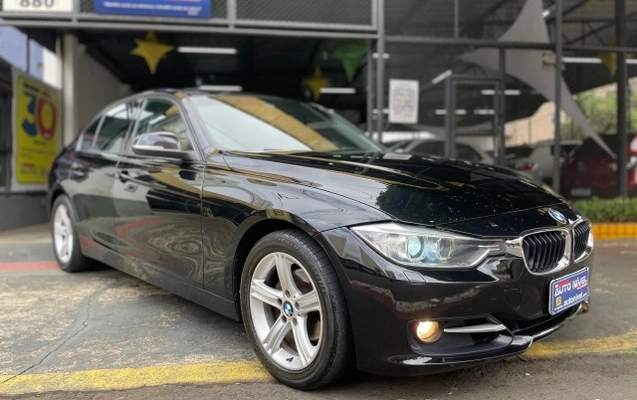 imagem-https://www.socarrao.com.br/sc-vehicle-images-prod/950966/1774210024619-640_480_bmw-serie-3-320i-2-0-activeflex-sport-15-15-74204d-11.jpg