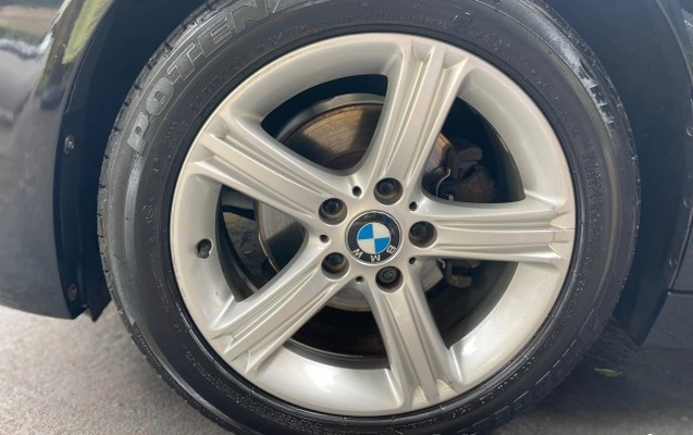 imagem-https://www.socarrao.com.br/sc-vehicle-images-prod/950966/1774210024620-640_480_bmw-serie-3-320i-2-0-activeflex-sport-15-15-74204d-1.jpg