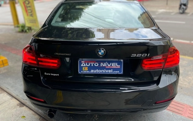 imagem-https://www.socarrao.com.br/sc-vehicle-images-prod/950966/1774210024620-640_480_bmw-serie-3-320i-2-0-activeflex-sport-15-15-74204d-6.jpg