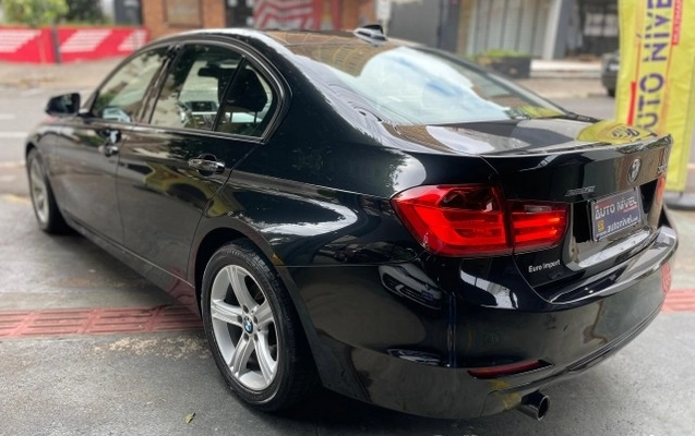 imagem-https://www.socarrao.com.br/sc-vehicle-images-prod/950966/1774210024622-640_480_bmw-serie-3-320i-2-0-activeflex-sport-15-15-74204d-14.jpg