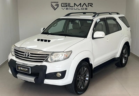 Toyota Hilux SW4 2012 Branco — foto 1 de 3