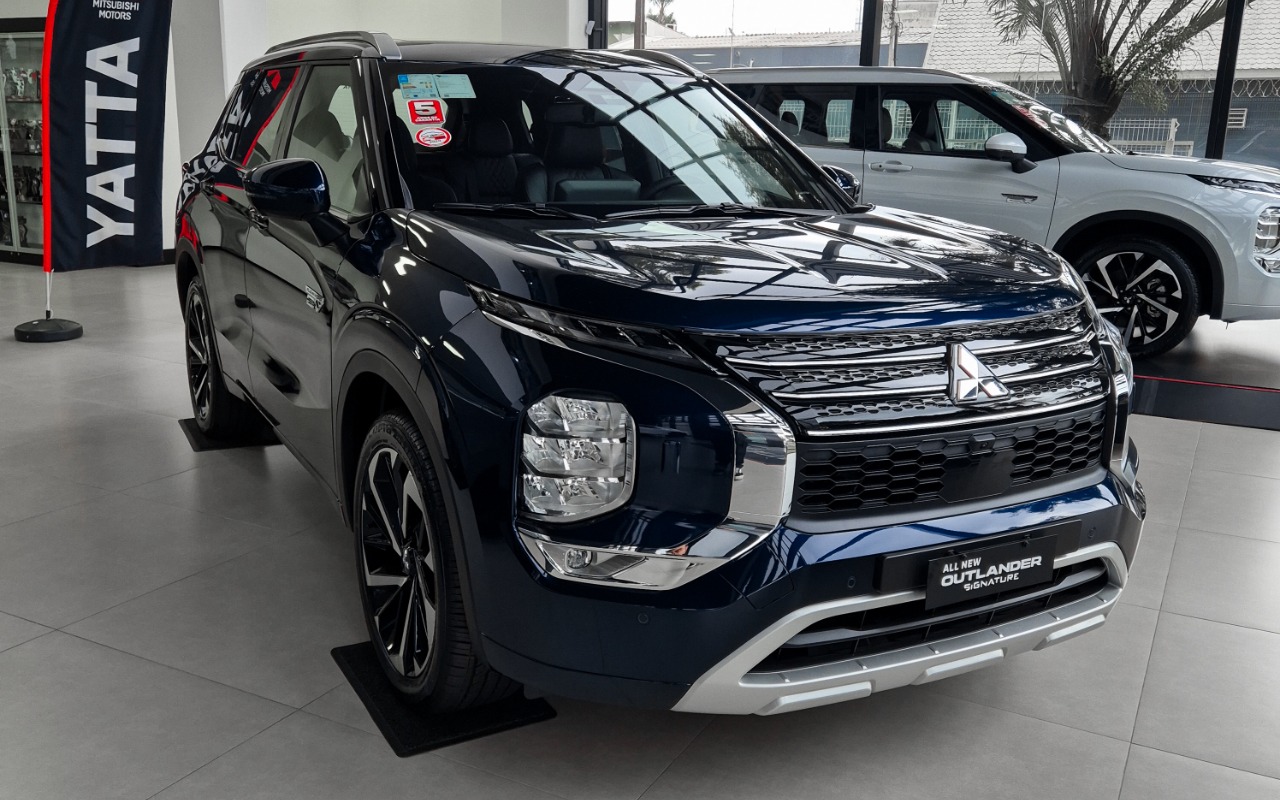 Mitsubishi OUTLANDER Signature 2.4 4x4 Aut (Híb) na cor Azul em Curitiba / PR - 971615