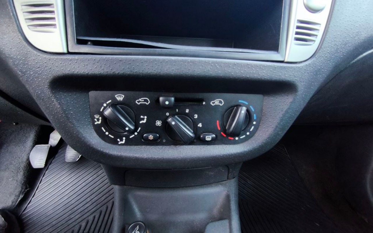 imagem-https://www.socarrao.com.br/sc-vehicle-images-prod/978112/1778611328018-SU1HXzIwMjYwNTExXzE2NDg0NyAoQ29weSkuanBn.jpg