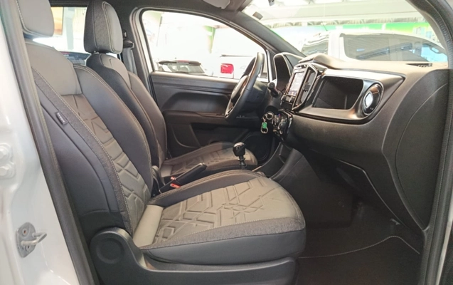 imagem-https://www.socarrao.com.br/sc-vehicle-images-prod/978147/1789843263585-rgmevqCWyic8mXLICL2U3sZGJmFrOy1J.jpg
