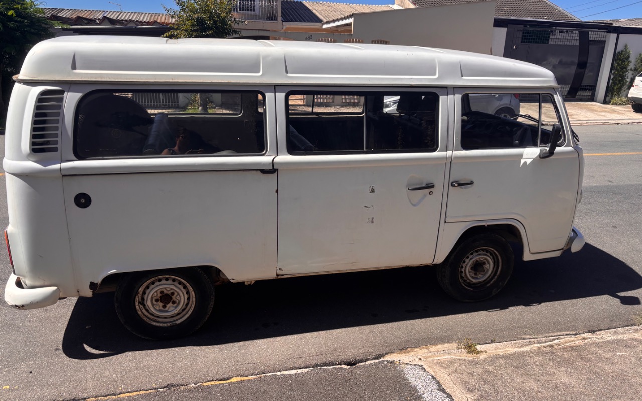 Volkswagen Kombi Furgão 2001 Branco — foto 1 de 3