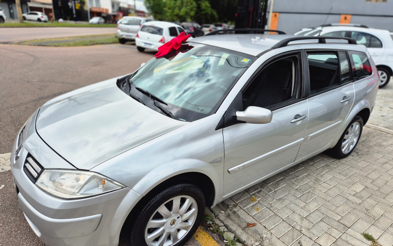 Renault Megane Grand Tour Dynam. Hi-Flex 1.6 16V na cor Prata em Curitiba / PR - 985188