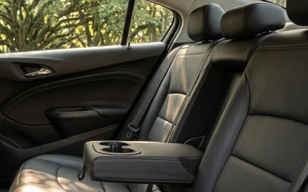 imagem-https://www.socarrao.com.br/sc-vehicle-images-prod/987319/1775580874365-aW50ZXJpb3IgdHLDoXMuanBlZw.jpeg