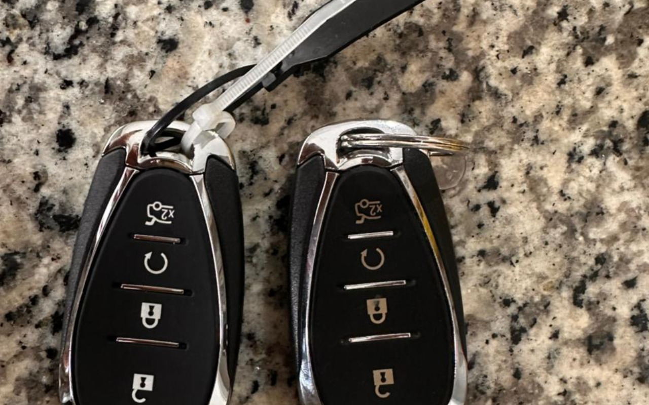 imagem-https://www.socarrao.com.br/sc-vehicle-images-prod/987319/1775580874585-Y2hhdmUuanBlZw.jpeg