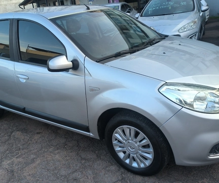 Renault Sandero 2013 Prata — foto 1 de 3