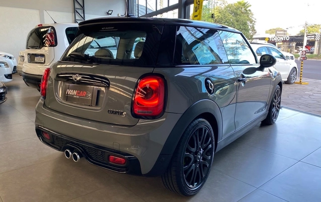 imagem-https://www.socarrao.com.br/sc-vehicle-images-prod/992662/1775738406190-MzlFRDBENzEtMDQxNS00MDlGLUEwNkItMkRCNzQ3MDcwQkFCX09yaWdpbmFsLmpwZWc.jpeg
